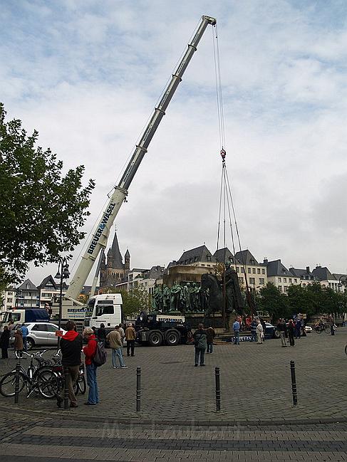 Reiterdenkmal kehrt zurueck auf dem Heumarkt P13.JPG